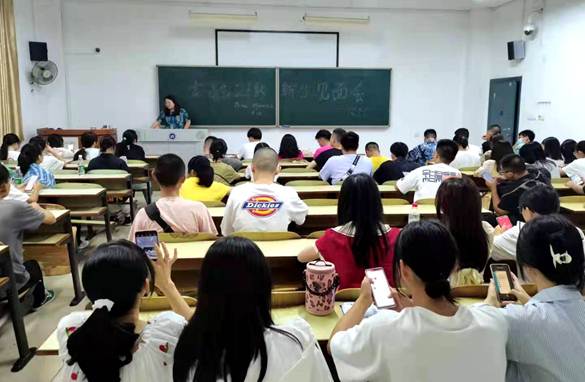 说明: F:\3. 海燕策略研究网址查询教学工作(卢时光)\18. 新闻稿件\2021.9.23:海燕策略研究网址查询各班召开新生班班会\微信图片_20210923193543.jpg